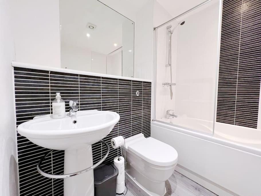 Stylish Seaview One-Bedroom Apt Swansea Extérieur photo