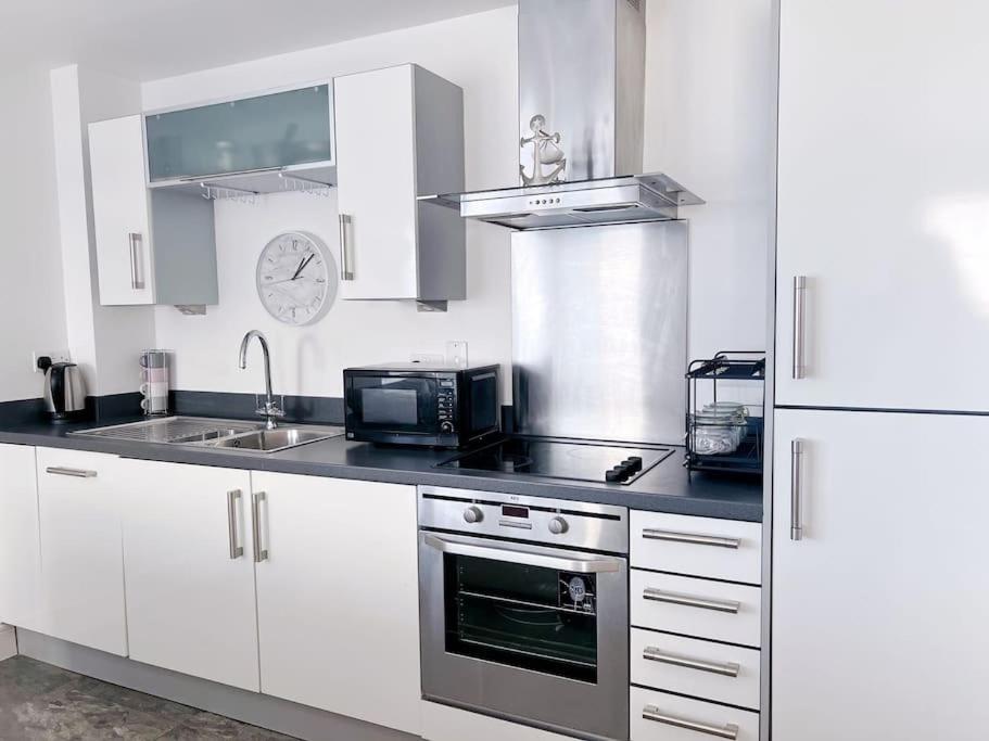 Stylish Seaview One-Bedroom Apt Swansea Extérieur photo